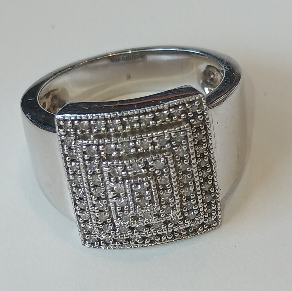 STUNNING .925 STERLING SILVERDIAMOND CLUSTER RING.25 CARAT TOTAL SIZE 7 1/2